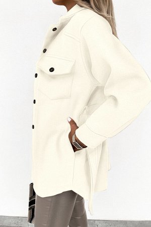 Кремовое пальто на пуговицах с лацканами и нагрудными карманами