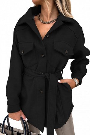 Черное пальто на пуговицах с лацканами и нагрудными карманами