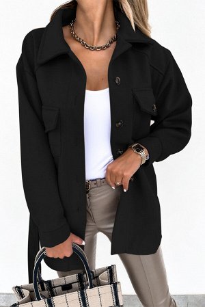 Черное пальто на пуговицах с лацканами и нагрудными карманами