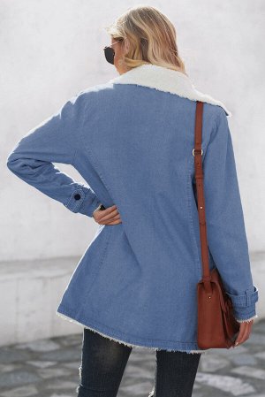Голубое флисовое пальто на пуговицах с белым воротником с лацканами