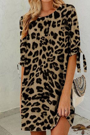 Бежевое прямое платье с леопардовым принтом и завязками на рукавах
