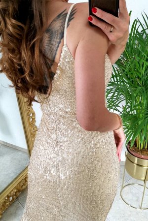 Золотистое обтягивающее платье с пайетками и V-образным вырезом