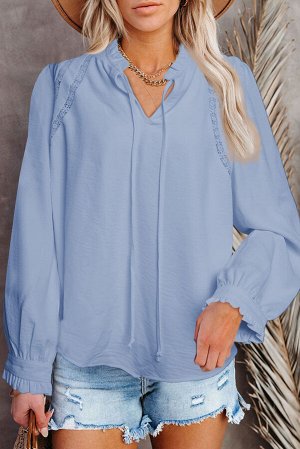 Голубая блуза с кружевной отделкой и V-образным вырезом на шнуровке