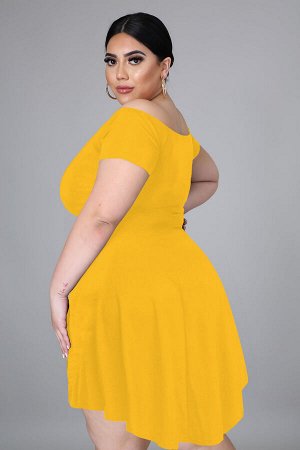Желтое однотонное мини-платье плюс сайз с открытыми плечами