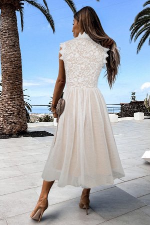 Белое вечернее платье с воротником-стойка и кружевным узором