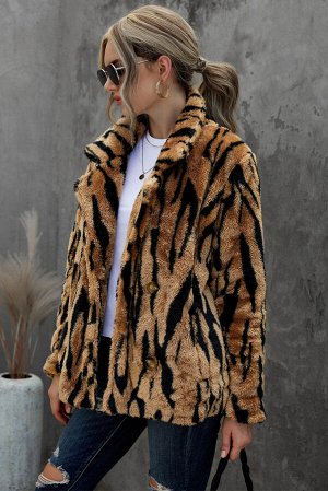 Коричневое пальто тигровой окраски из искусственного меха