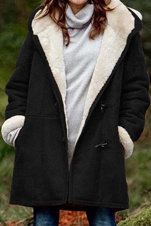 Черное замшевое пальто средней длины с подкладкой и капюшоном из флиса