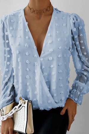 Голубая блуза в горошек с V-образным вырезом с запахом