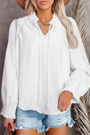 Белая блуза с кружевной отделкой и V-образным вырезом на шнуровке