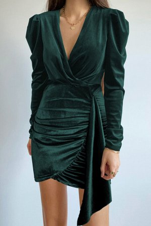 Зеленое бархатное мини-платье с запахом и V-образным вырезом со сборками