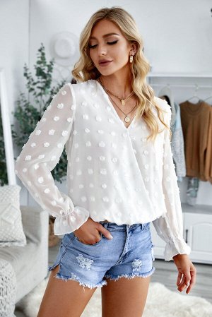 Белая блуза в горошек с V-образным вырезом с запахом