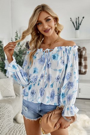 Белая блуза с открытыми плечами и голубым цветочным принтом