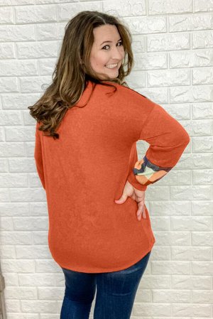 Оранжевый пуловер плюс сайз с разноцветными клетчатыми вставками