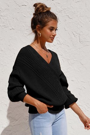 Черный свитер крупной вязки с V-образным вырезом с запахом