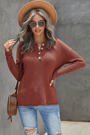 Коричневый свитер с заниженными плечами и и круглым вырезом на пуговицах