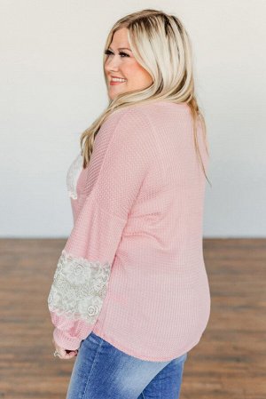 Розовая блуза плюс сайз с кружевным нагрудным кармашком и рукавами в стиле пэчворк