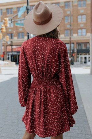 Красное мини-платье в крапинку с пышными рукавами и V-образным вырезом