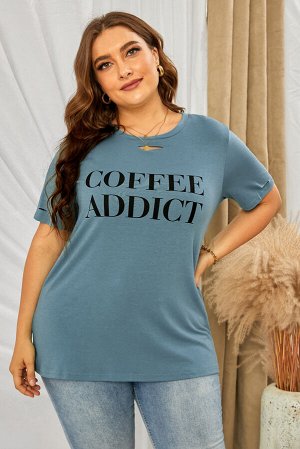 Голубая футболка плюс сайз с разрезами и надписью: COFFE ADDICT