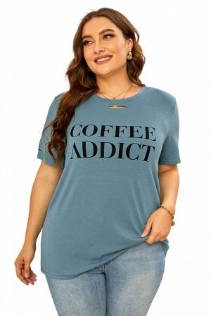 Голубая футболка плюс сайз с разрезами и надписью: COFFE ADDICT