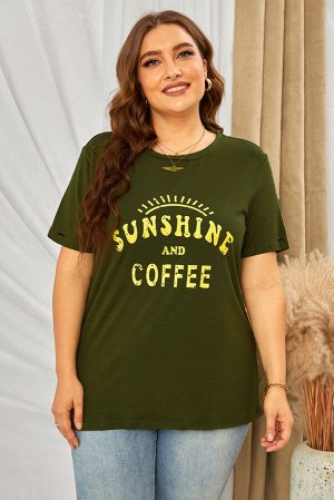 Зеленая футболка плюс сайз с разрезами и надписью: SUNSHINE AND COFFEE