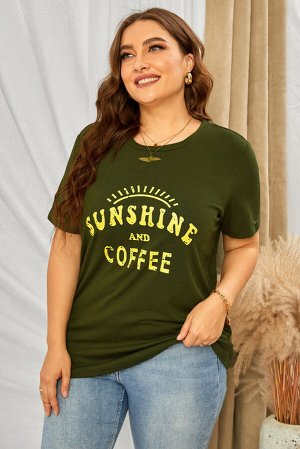 Зеленая футболка плюс сайз с разрезами и надписью: SUNSHINE AND COFFEE