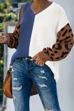 Бело-голубой свободный вязаный свитер-пуловер с леопардовыми рукавами