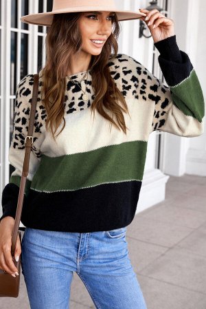 Зеленый свитер с черно-белыми вставками и леопардовым принтом