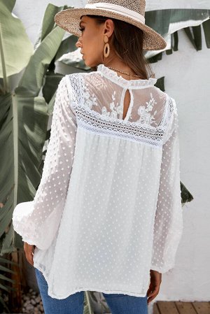Белая свободная блуза в горошек с прозрачными вставками и пышными рукавами с оборками