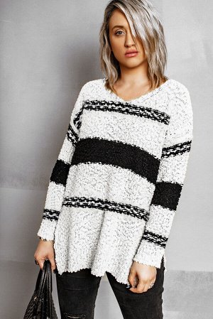 Белый длинный свитер крупной вязки в черную полоску