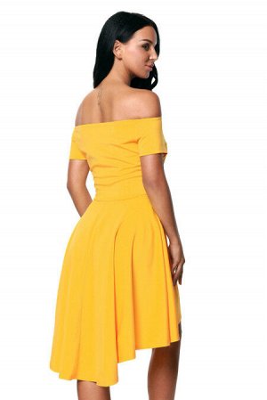 Желтое приталенное платье с открытыми плечами и удлиненной сзади пышной юбкой