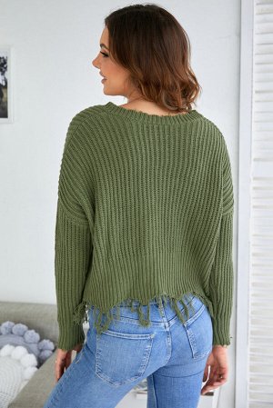 Зеленый свитер с широким вырезом и рваной бахромой по краю