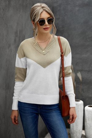 Бежево-белый вязаный пуловер-свитер с V-образным