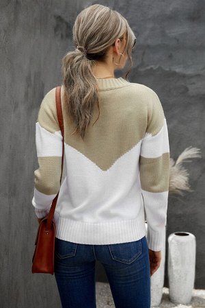 Бежево-белый вязаный пуловер-свитер с V-образным