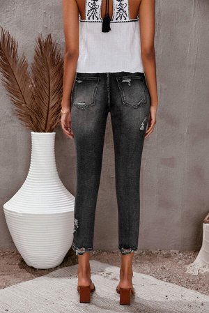 Черные потертые укороченные прямые джинсы с дырками на коленях