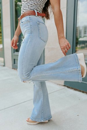 Голубые джинсы-клеш с дырками на коленях