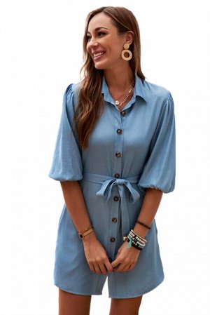 Голубое джинсовое платье-рубашка с короткими рукавами и поясом на талии