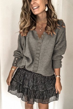 Серый вязаный свитер с V-образным вырезом с кружевной отделкой и пуговицами на манжетках