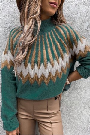 Зеленый вязаный свитер с воротником под горло и бежевым узором