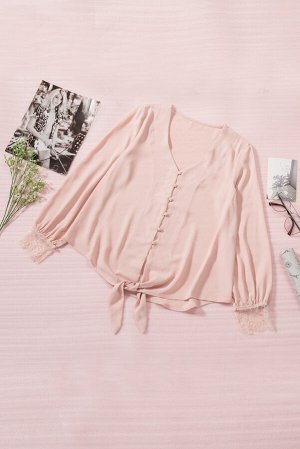 Розовая блуза с V-образным вырезом и кружевной отделкой с узлом