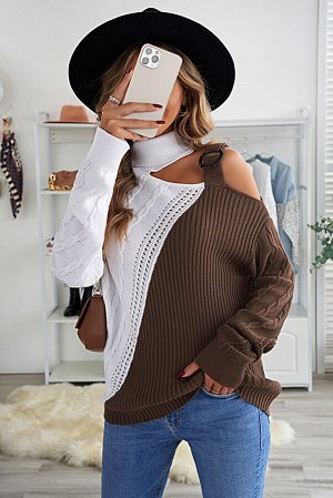 Коричнево-белый вязаный свитер с воротником под горло и вырезом на плече