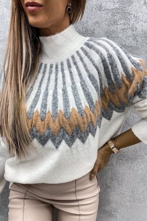 Белый вязаный свитер с воротником под горло и серым узором