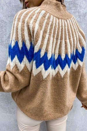 Бежевый вязаный свитер с воротником под горло и синим узором
