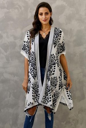 Просторная накидка-кимоно с черным орнаментом и широкими рукавами
