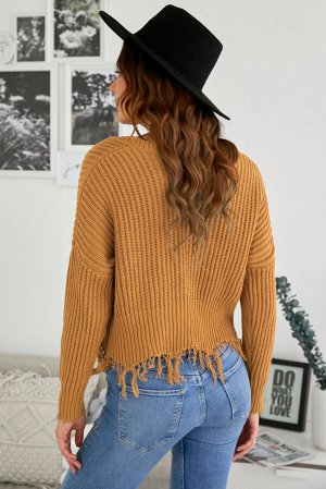 Оранжевый свитер с широким вырезом и рваной бахромой по краю