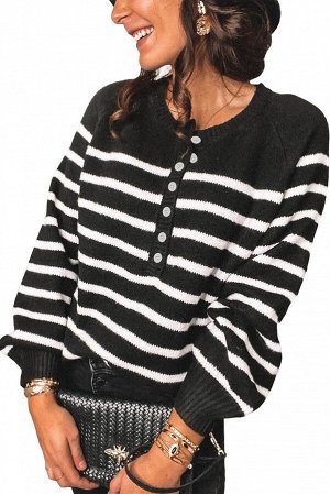 Черный свитер в белую полоску с круглым вырезом на пуговицах