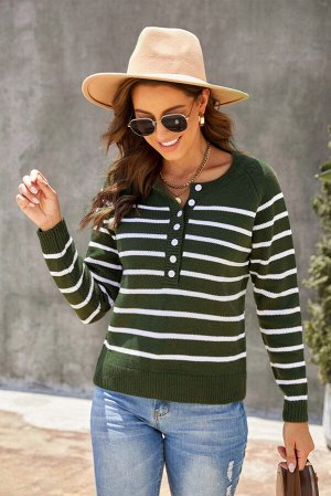 Зеленый свитер в белую полоску с круглым вырезом на пуговицах