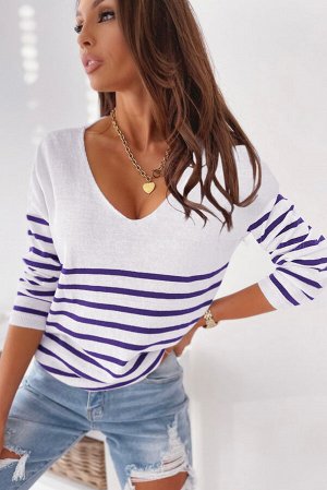 Белый свитер в фиолетовую полоску с V-образным вырезом