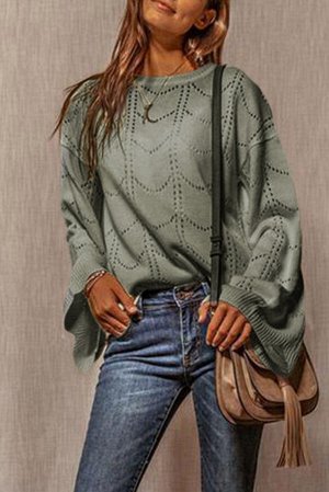 Серый вязаный свитер с расклешенными рукавами и перфорацией