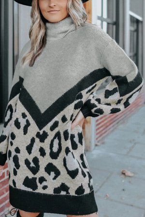 Серое свободное вязаное платье-свитер с воротником под горло и леопардовым принтом
