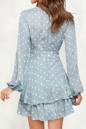 Голубое двухслойное платье в горошек с V-образным вырезом и рюшами